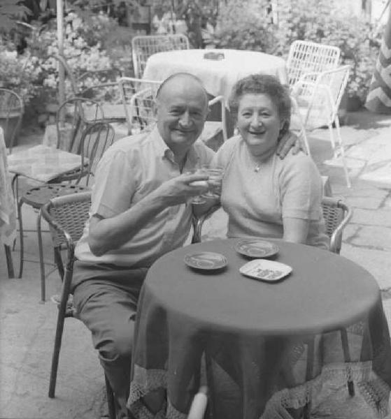 Ritratto di coppia - donna e uomo anziani al tavolino