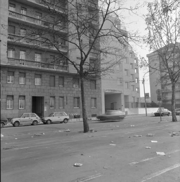 Milano - Strada, case e spartiraffico