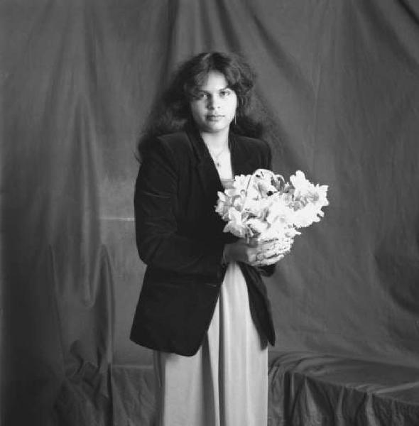 Ritratto femminile - giovane donna con cesto di fiori