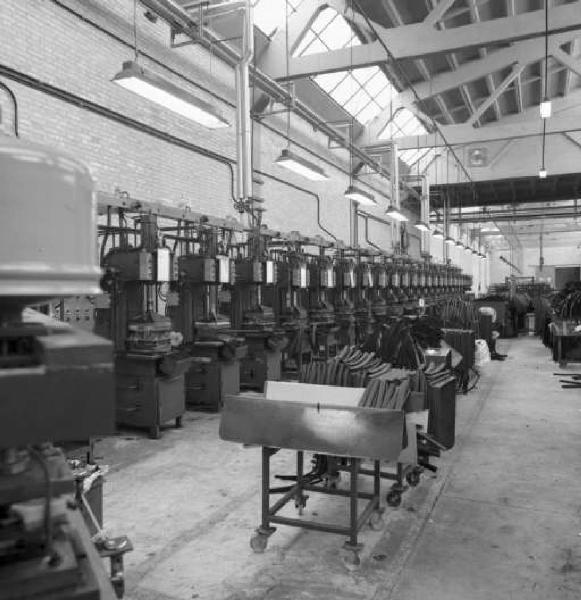 Interno di fabbrica - macchinari per la lavorazione della gomma