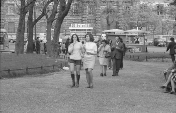 Ragazze che passeggiano nel parco