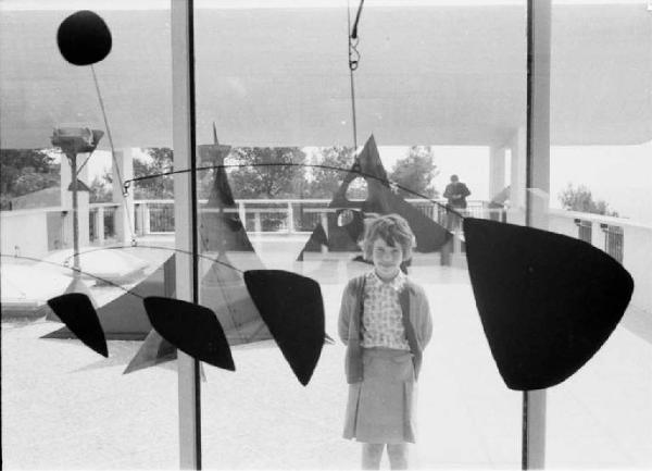 Bambina che osserva una scultura di Alexander Calder