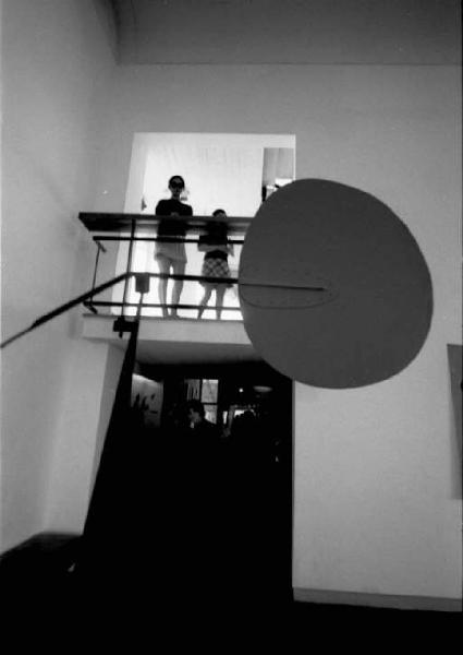 Interno di un museo con scultura di Calder