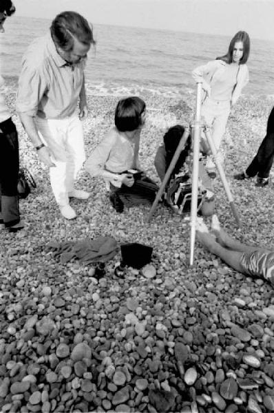 Preparazione di un set sulla spiaggia