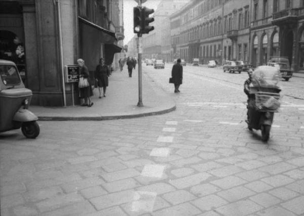 Milano - Passanti in Corso Vittorio Emanuele