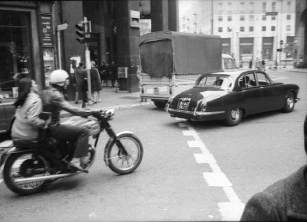 Milano - Automobile e motocicletta nei pressi del centro cittadino