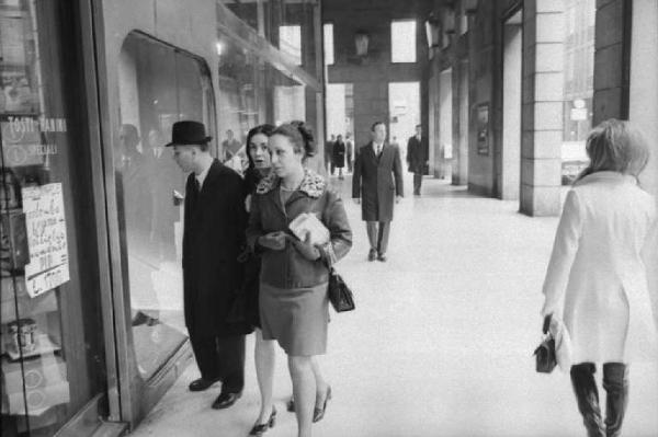 Milano - Passanti che guardano le vetrine di Corso Vittorio Emanuele