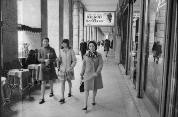 Milano - Passanti in Corso Vittorio Emanuele