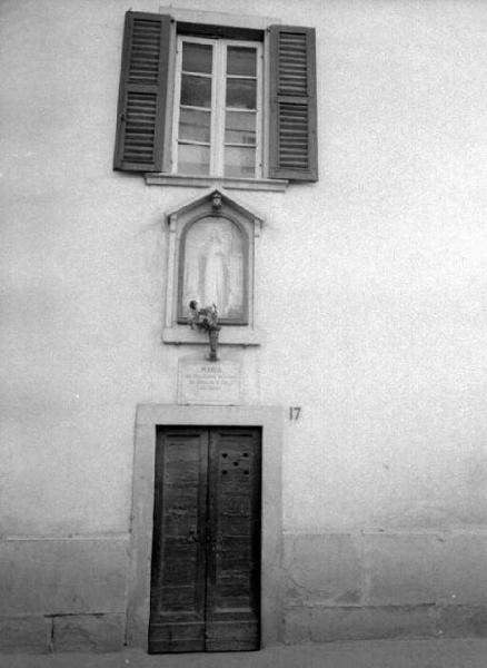 Porta e finestra di abitazione rurale con edicola votiva