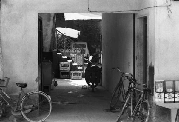 Biciclette parcheggiate in un cortile interno