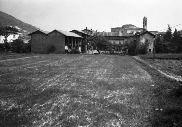 Cascine ai bordi di un paese