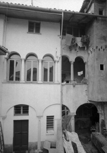 Cortile di stabile parzialmente ristrutturato