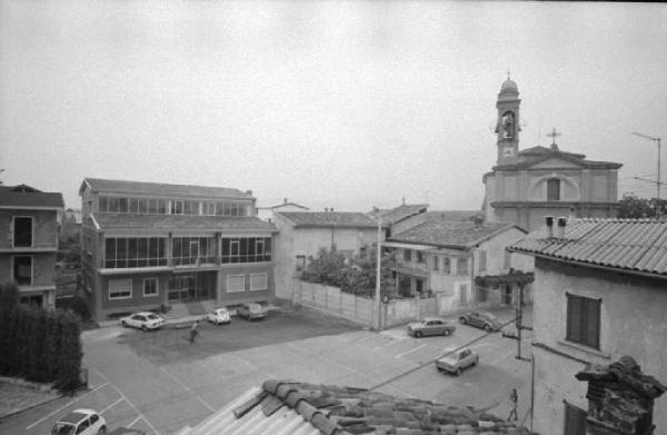 Piazza del paese fotografata dall'alto - Parcheggio e automobili