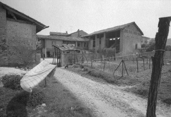 Cascinale in campagna - in primo piano panni stesi