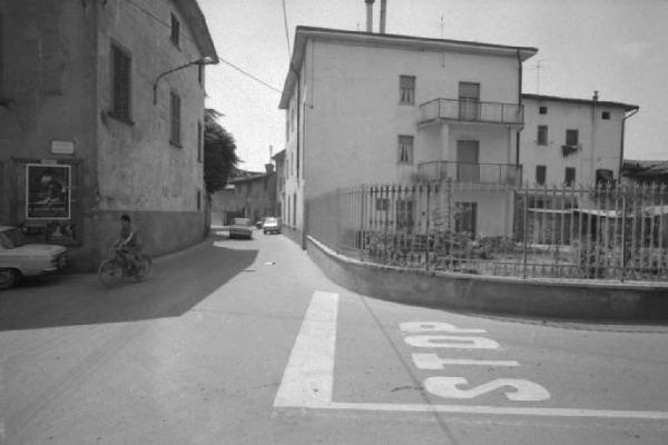 Ragazzo in motocicletta per le vie del paese