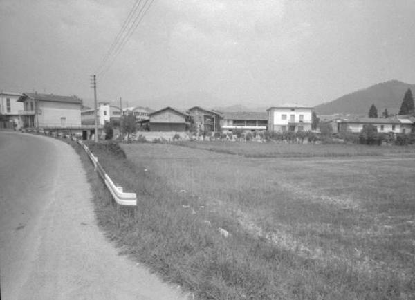 Strada di campagna fra un paese e l'altro