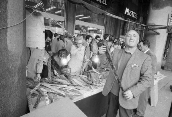 Milano - Bancarella di vendita delle cravatte in Corso Vittorio Emanuele