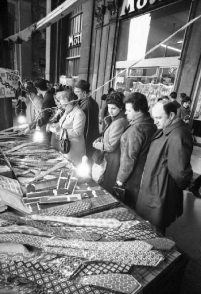 Milano - Bancarella delle cravatte in Corso Vittorio Emanuele