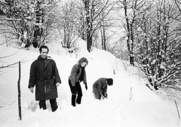 Carola e due amici in montagna si preparano a fare palle di neve