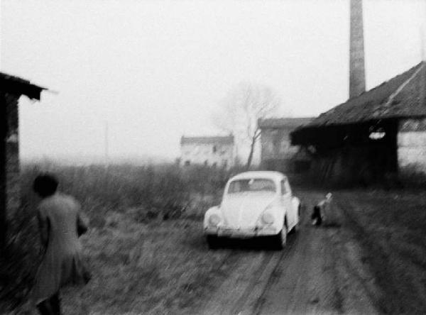 Castellazzo di Bollate - Automobile "maggiolone" bianca