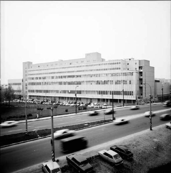 Milano - Complesso architettonico occupato da uffici in Piazzale Lugano