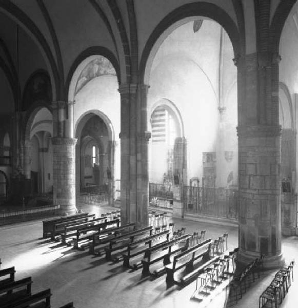 Milano - Interno di chiesa cristiana - Navata centrale