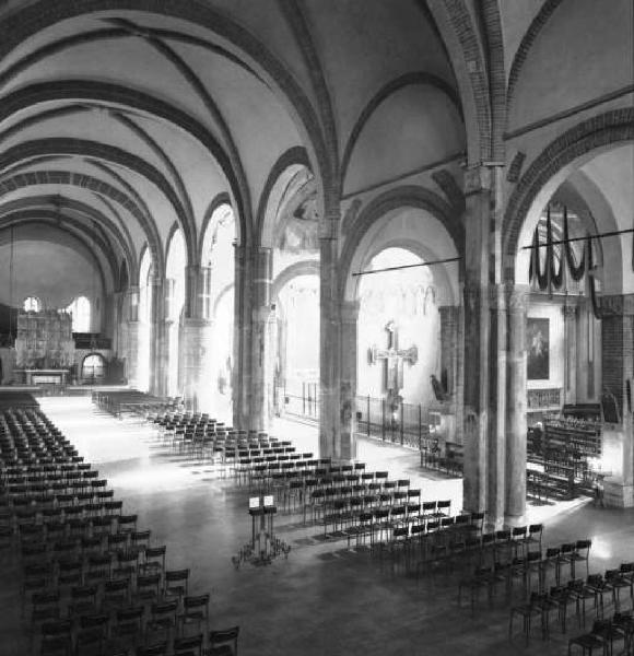 Milano - Interno di chiesa cristiana - Navata centrale