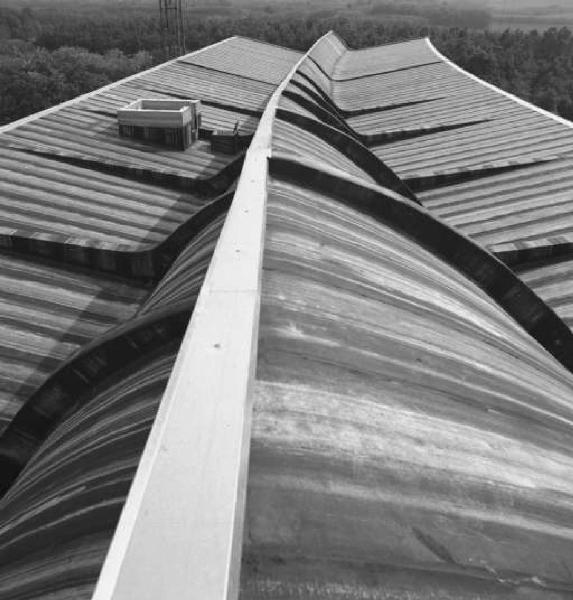 Cantiere - Grande struttura architettonica in costruzione - Particolare della copertura