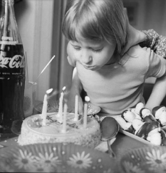 Laudie bambina al suo compleanno spegne le candeline della torta