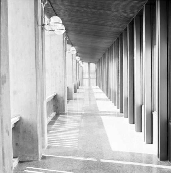 Interno del Palazzo del Credito Fondiario - Corridoio con lampade a muro