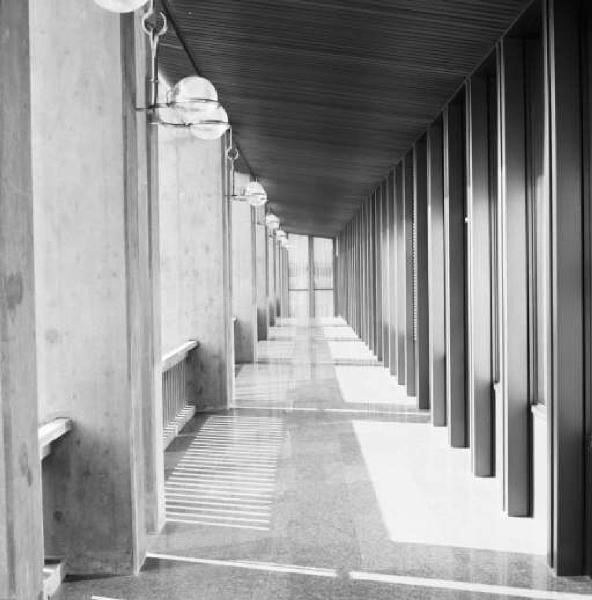 Interno del Palazzo del Credito Fondiario - Corridoio con lampade a muro