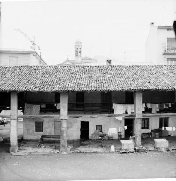 Cortile di cascina situata in un centro urbano