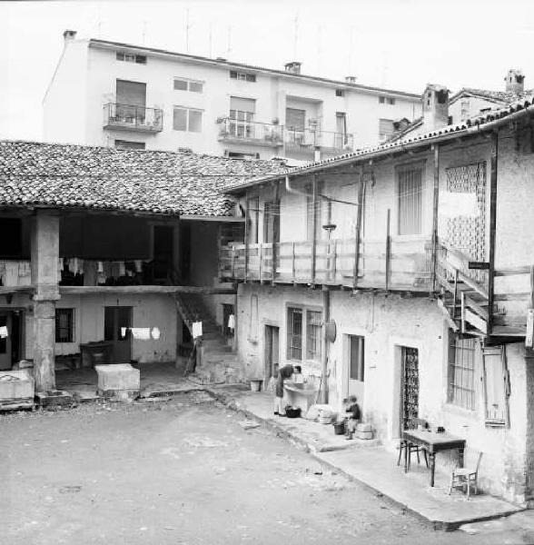 Cortile di cascina situata in un centro urbano