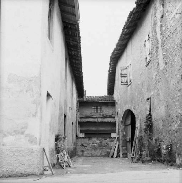 Cortile fra due cascine