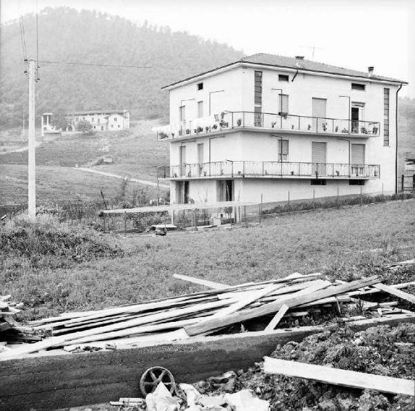 Palazzina per abitazioni in campagna - In primo piano legni da costruzione