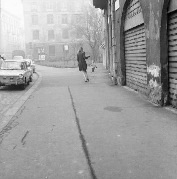 Carola e Laudie Nocera camminano per strada