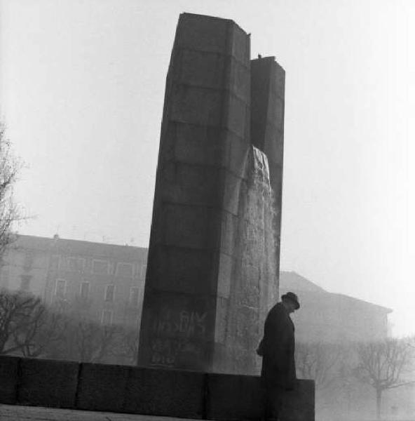 Milano - Fontana monumentale in P -zza Grandi