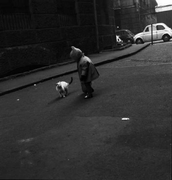 Milano - Bambina che gioca con un gatto ai Giardini Pubblici