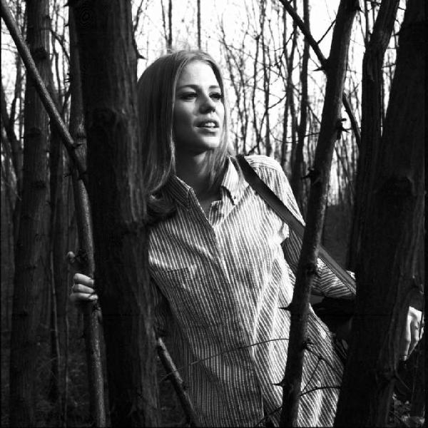 Ritratto femminile - Carola posa fra gli alberi