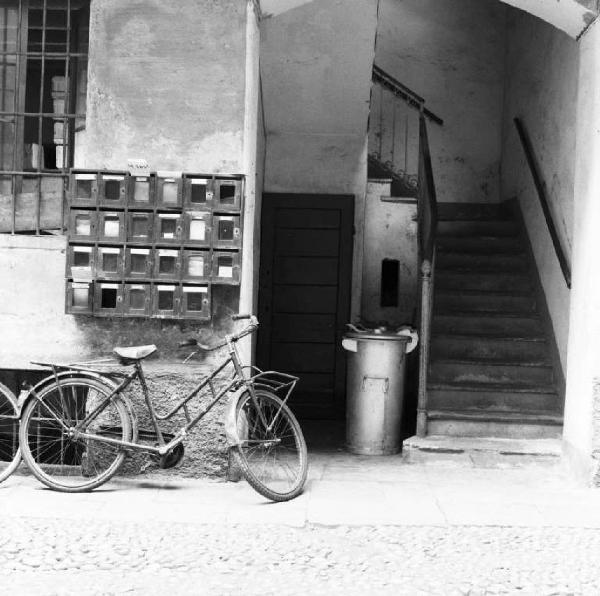 Milano - Scorcio delle scale di una vecchia casa con cassette delle lettere e bibicletta