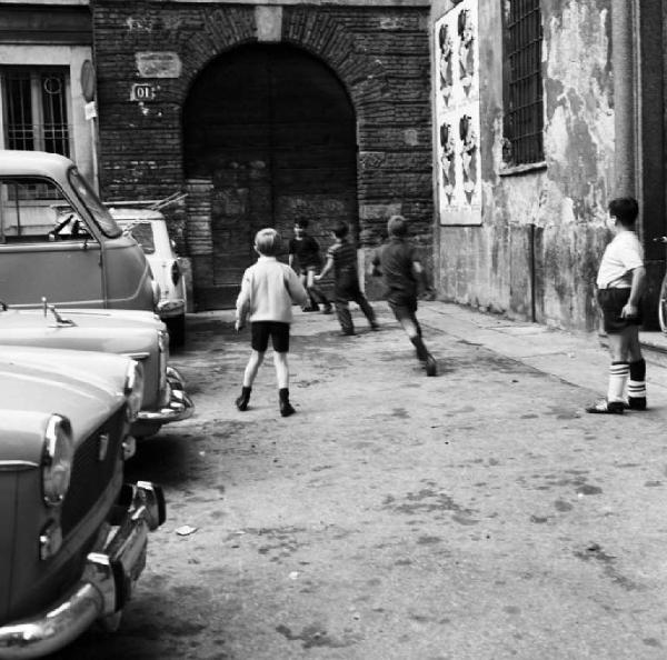 Milano - Bambini che giocano a pallone in piazzetta