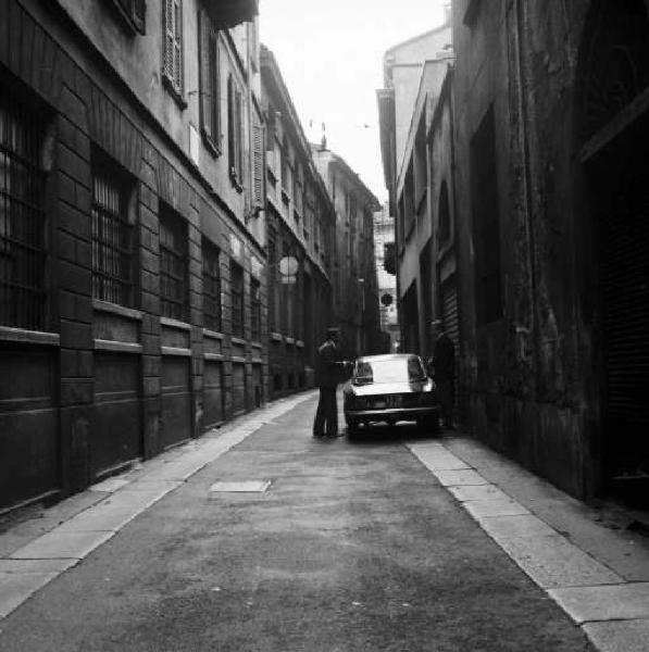 Milano - Automobile parcheggiata in una stretta via del centro storico