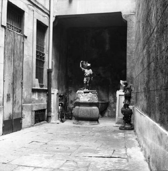 Milano - Cortile interno con statue e bicicletta