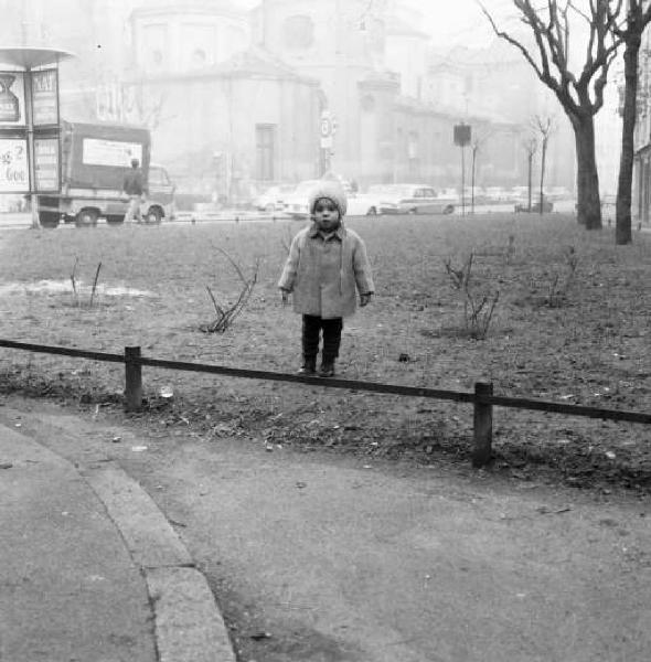 Milano - Laudie bambina in un giardinetto pubblico