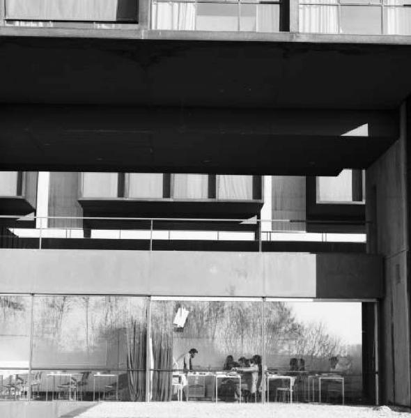 Edificio moderno per uffici - Aula con vetrata sul giardino