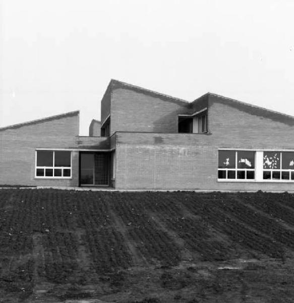 Scuola materna costruita su di uno spiazzo erboso