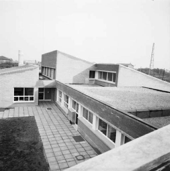 Scuola materna costruita su di uno spiazzo erboso