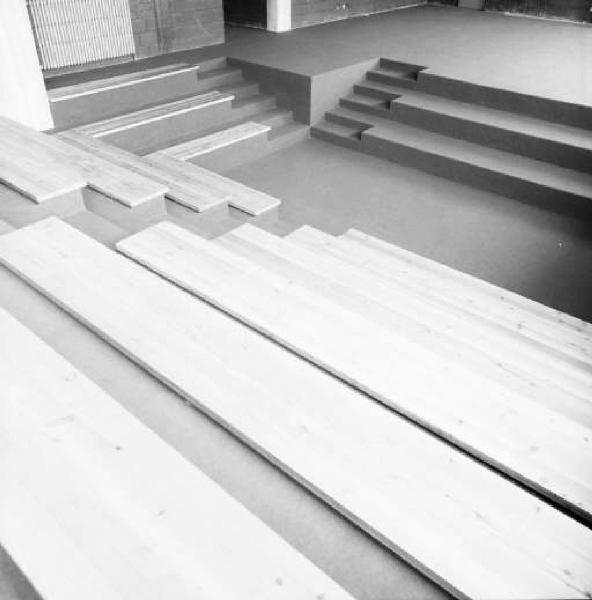 Struttura scolastica - Auditorium a scalini con rivestimenti in legno