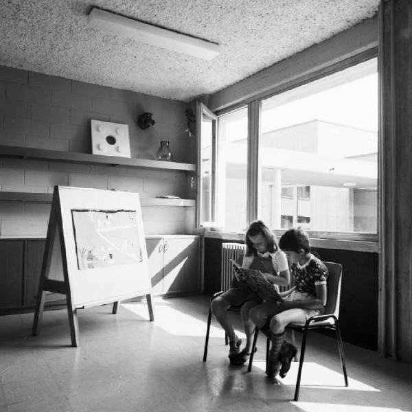 Due scolari seduti in un'aula