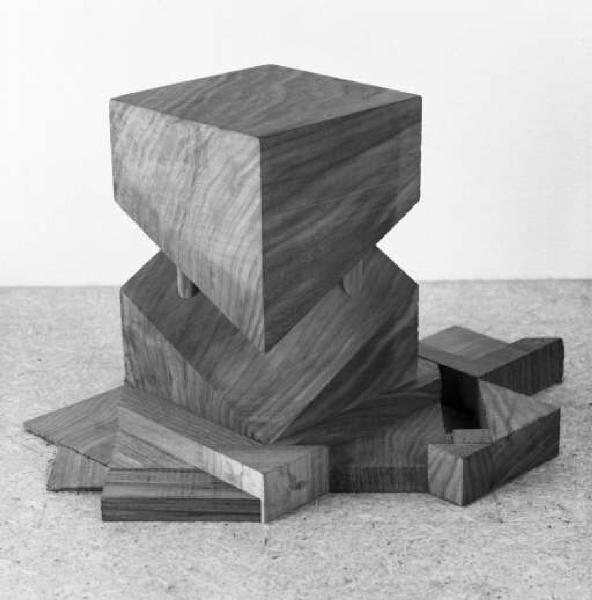Scultura geometrica in legno